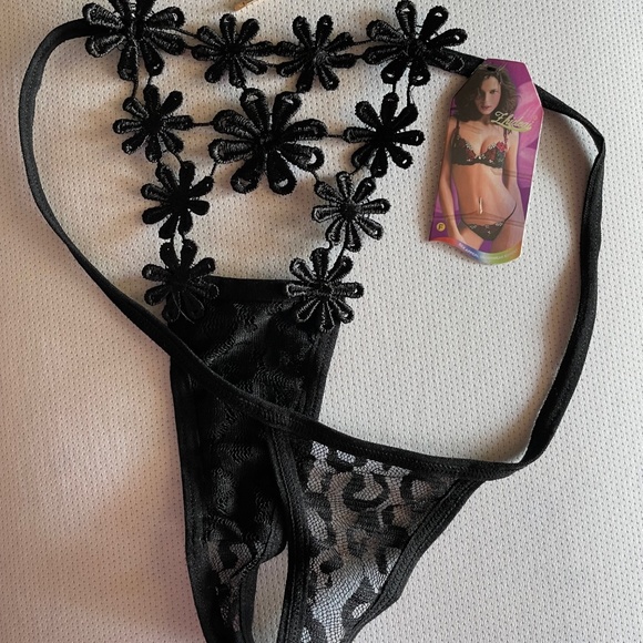 Beautiful Daisy Thong G-string. Black G-String with embroidered Daisys. - Picture 1 of 4